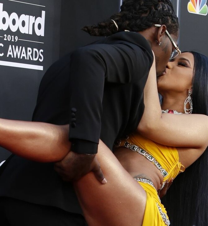 Billboard: H Cardi B σήκωσε το πόδι της για ένα φιλί και απάντησε γυμνή σε όσους σοκαρίστηκαν