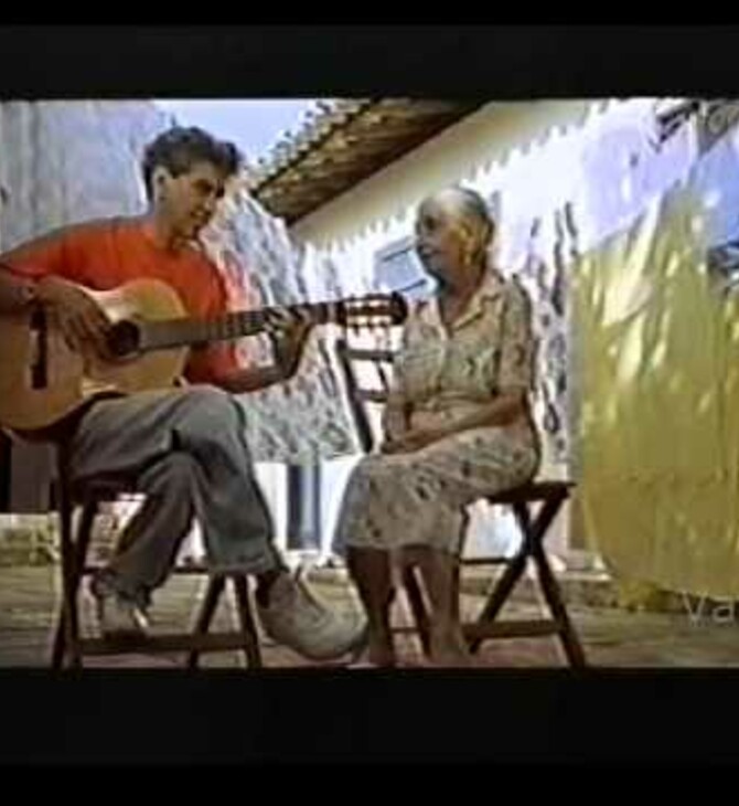 Ο Καετάνο Βελόζο τραγουδάει με τη μαμά του στη μπουγάδα της αυλής