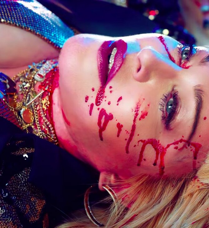 God Control: Η Μαντόνα στέλνει ηχηρό μήνυμα με ένα σοκαριστικό λουτρό αίματος σε ντίσκο