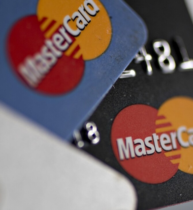 Βρετανοί κάτοχοι Mastercard ίσως λάβουν «ουρανοκατέβατες» στερλίνες