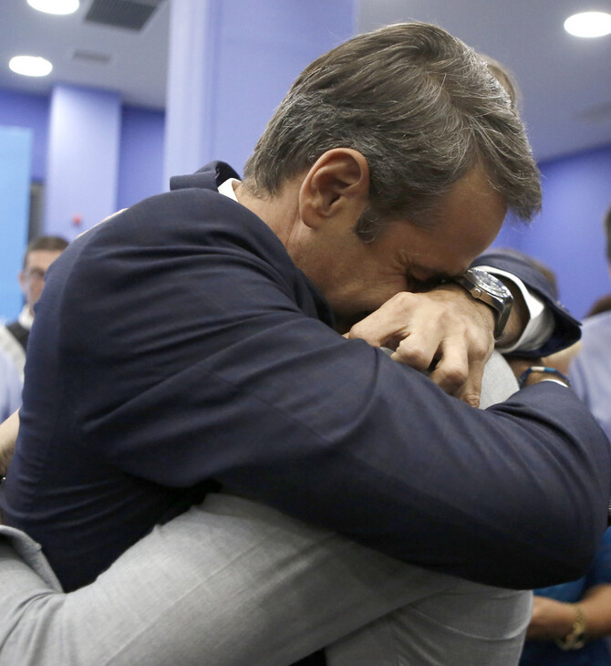 Ο Κυριάκος Μητσοτάκης στην αγκαλιά του γιου του - Τα δάκρυα συγκίνησης του Κωνσταντίνου για τη νίκη του πατέρα του