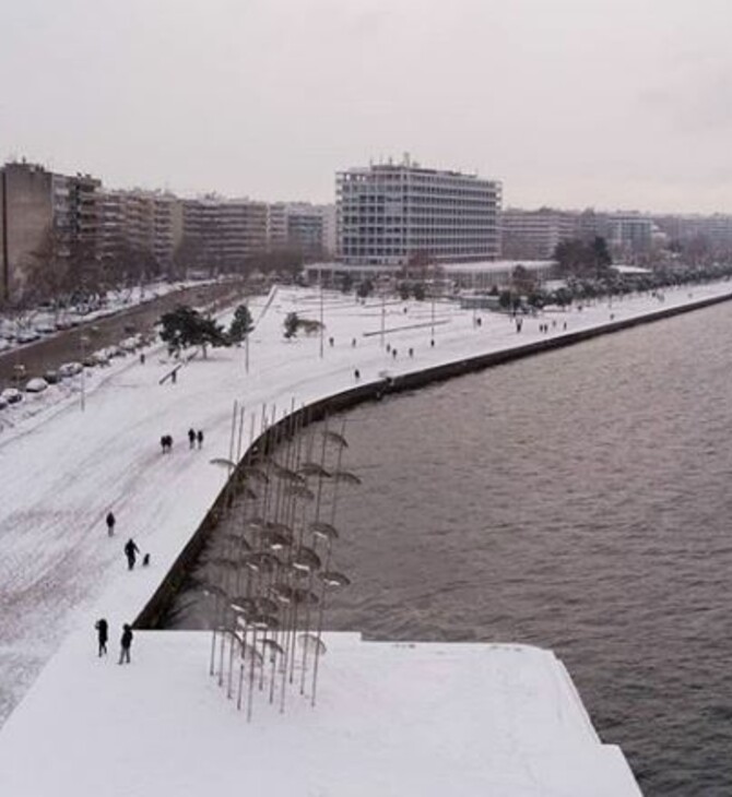Θεσσαλονίκη: Τα πρώτα προβλήματα από τον χιονιά - Καθυστερήσεις στο αεροδρόμιο Μακεδονία