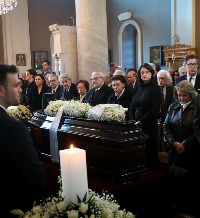 «Τελευταίο αντίο» στην Κική Δημουλά: Πλήθος κόσμου στην κηδεία της σπουδαίας ποιήτριας