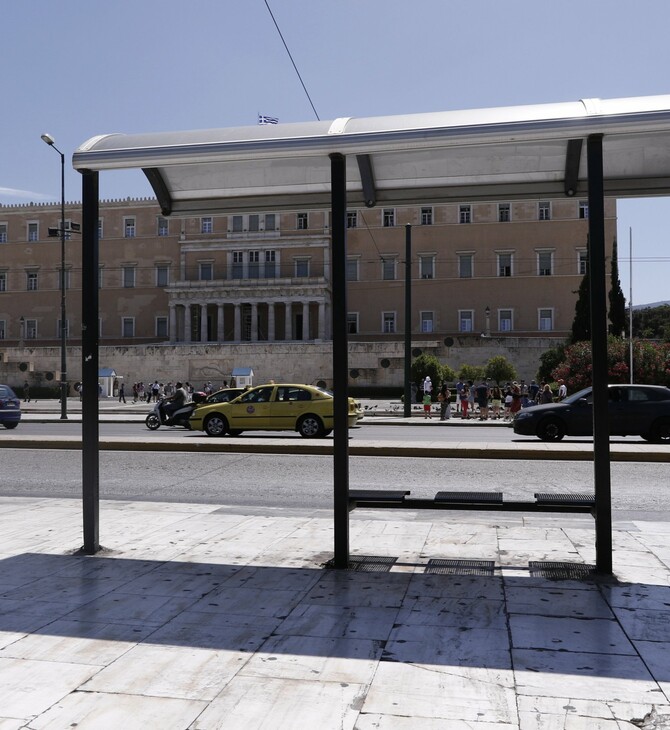 Αναστάτωση στο Σύνταγμα: Λεωφορείο έπεσε σε στάση στη Φιλελλήνων - Μία τραυματίας