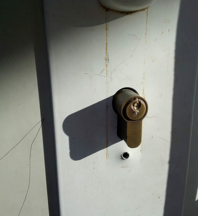 Μπλόκαραν τις πόρτες σχολείου με οδοντογλυφίδες - Έρευνα από την Αστυνομία στο Ηράκλειο