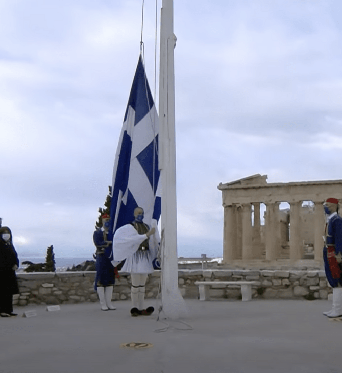 25η Μαρτίου: Η έπαρση της σημαίας στον Ιερό Βράχο της Ακρόπολης (ΒΙΝΤΕΟ)