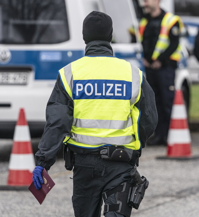 Γερμανία: Σε διαθεσιμότητα 29 αστυνομικοί - Αντάλλαζαν εικόνες του Χίτλερ και προσφύγων σε θαλάμους αερίων