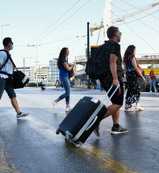 Εµβόλια για 300.000 εργαζόµενους στον τουρισµό - Τα σενάρια που εξετάζονται για το άνοιγμα του κλάδου 