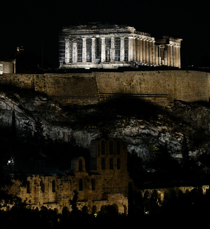 Εικόνες: Ιστορικά κτήρια της Αθήνας βυθίστηκαν στο σκοτάδι για την Ώρα της Γης