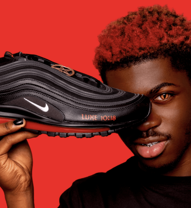 Nike: Αποζημιώσεις σε όσους αγόρασαν τα «παπούτσια του Σατανά» με ανθρώπινο αίμα και πεντάλφες