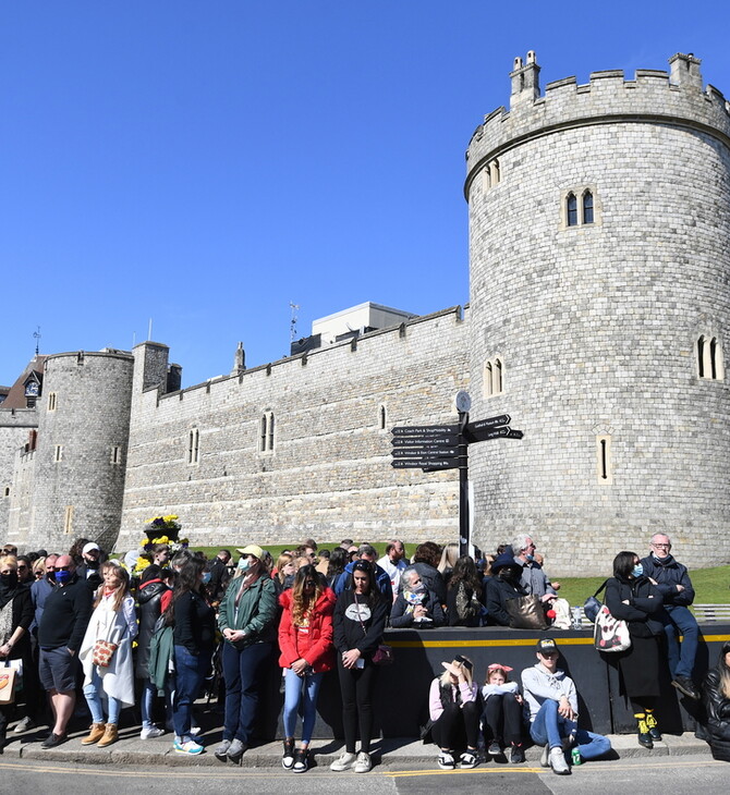 Βρετανία: Γυναίκα φωνάζει τόπλες «σώστε τον πλανήτη» έξω από το κάστρο του Γουίνσδορ -Συνελήφθη από τις αρχές