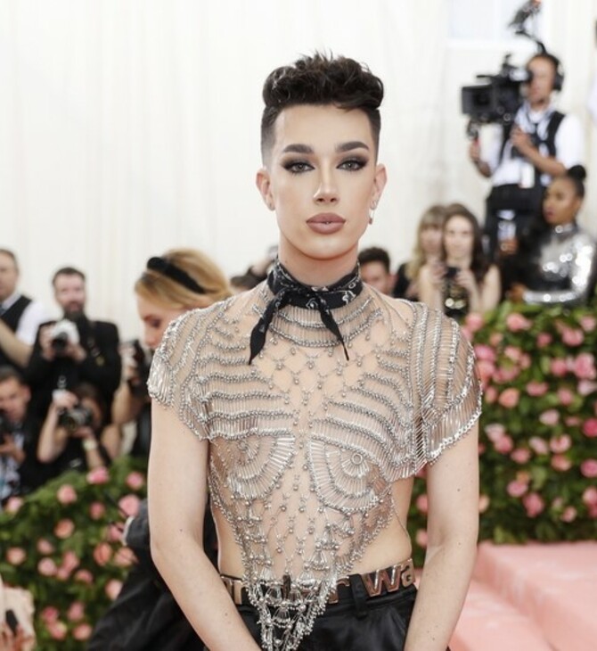 James Charles: Τo YouTube κόβει προσωρινά τα έσοδα από τον beauty influencer