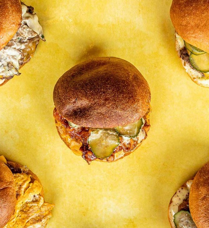 Το Smash’n Bun γράφει το νέο success story στο αυθεντικό street food με το ζουμερό Smash burger, το τραγανό Κorean fried chicken και το απολαυστικό grilled cheese sandwich κι ανατρέπει τα δεδομένα