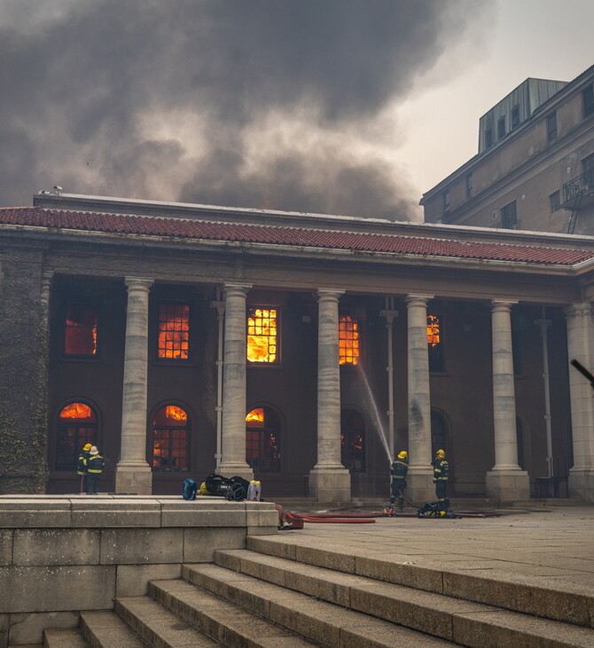 Τυλίχθηκε στις φλόγες η Βιβλιοθήκη του Κέιπ Τάουν στην οποία φυλάσσονται τα μεγάλα αρχεία του απαρντχάιντ