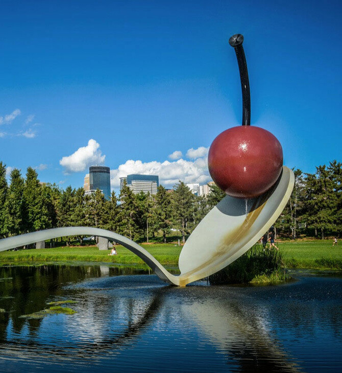 Claes Oldenburg και Coosje van Bruggen: Ο υπερφυσικός κόσμος ενός δυναμικού ντουέτου της τέχνης σε μια μεγάλη έκθεση