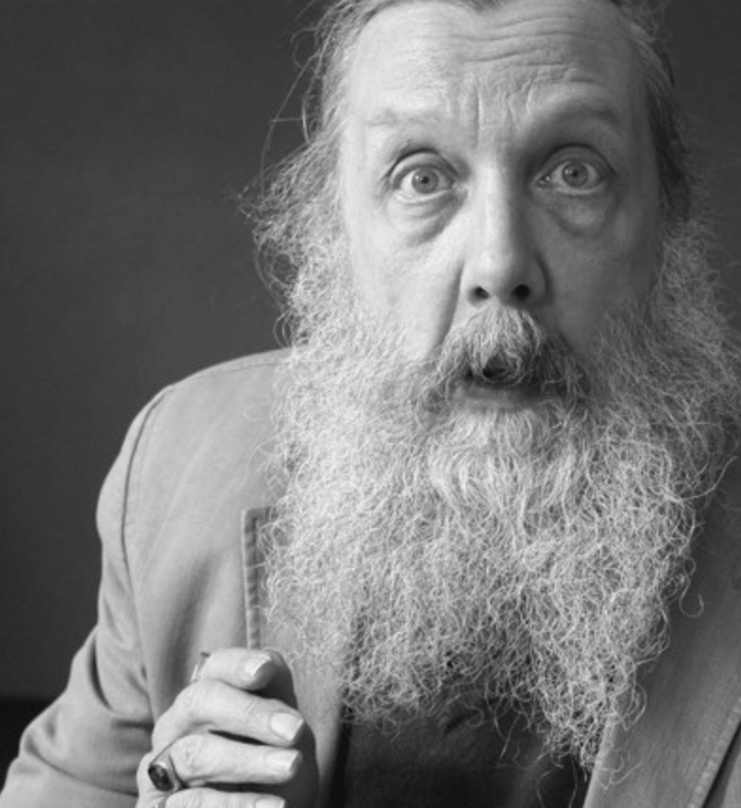 Alan Moore: Ο «Θεός των comics» βαρέθηκε στη σύνταξη και γράφει ένα πεντάτομο έργο φαντασίας