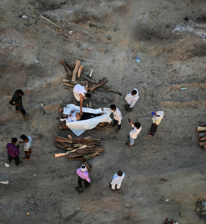 Κορωνοϊός - Ινδία: Δίχτυ τοποθετήθηκε στον ποταμό Γάγγη μετά τον εντοπισμό 71 πτωμάτων 