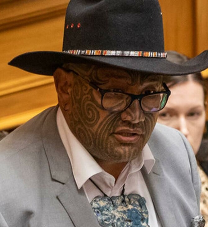 Νέα Ζηλανδία: Απομακρύνθηκε (ξανά) από το Κοινοβούλιο ο αρχηγός των Μαορί επειδή xόρεψε haka