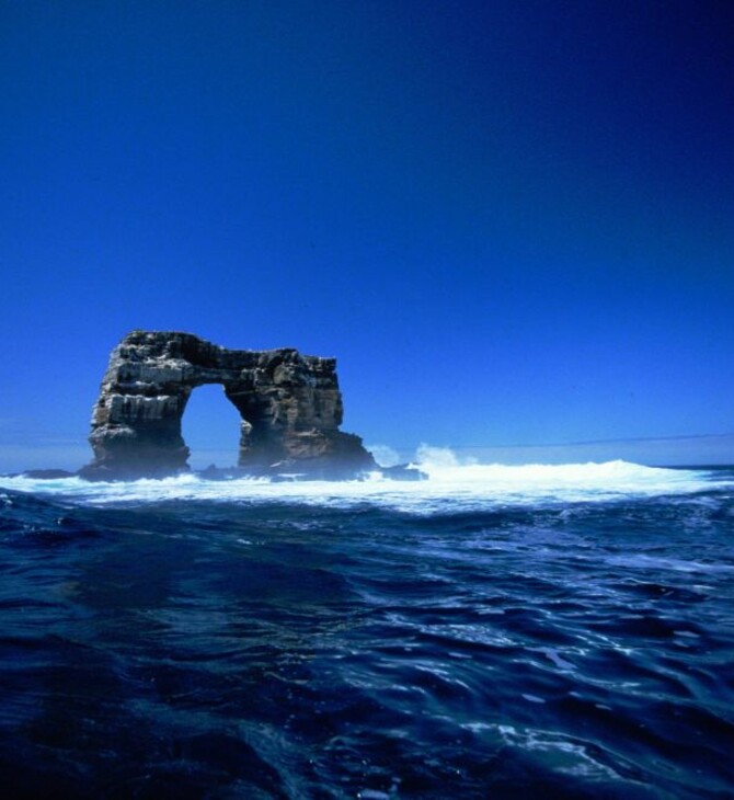 Galapagos Islands: Erosion fells Darwin's Arch
