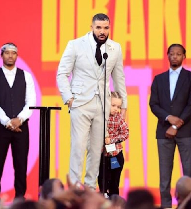 Ο γιος του Drake ανέβηκε στη σκηνή των Billboard Music Awards και ο Adonis έβαλε τα κλάματα