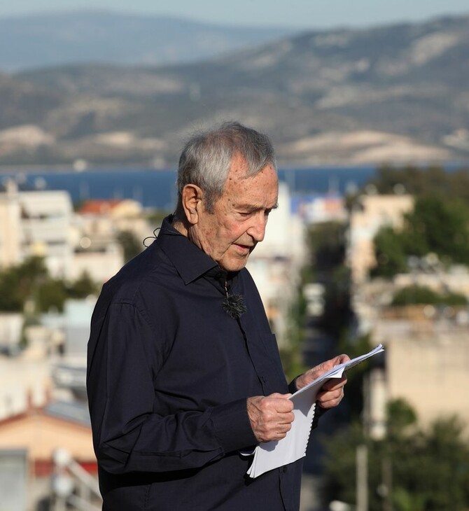Ο 93χρονος Γιάννης Βογιατζής διαβάζει την Ελληνική Νομαρχία σε σκηνοθεσία Βίκτωρα Αρδίττη