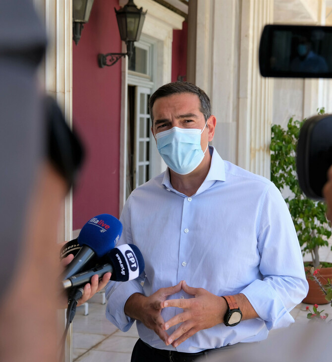 Ο Αλέξης Τσίπρας κάνει δηλώσεις