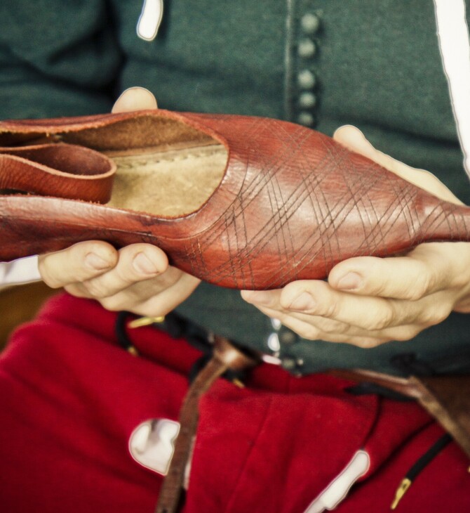 Έρευνα: Η μεσαιωνική μόδα για τα μυτερά παπούτσια συνδέεται με την αύξηση στα κότσια ποδιών