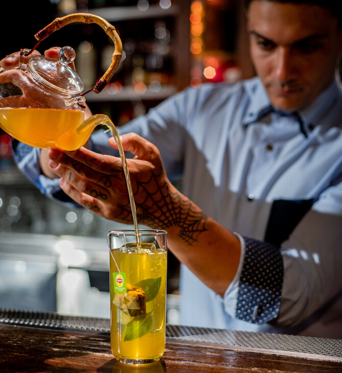 4 cocktails με βάση το παγωμένο τσάι για να απολαύσετε στο μπαλκόνι σας φέτος το καλοκαίρι