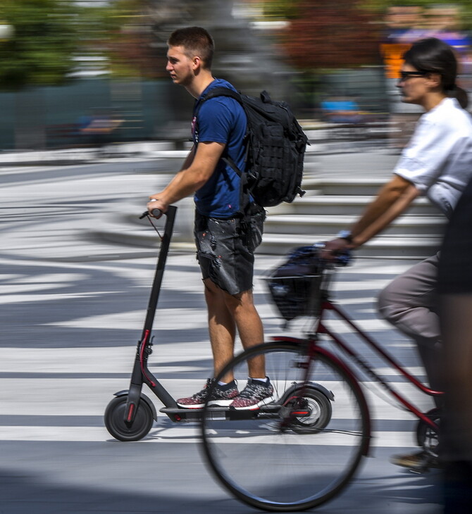 Το Παρίσι απειλεί με απαγόρευση των ηλεκτρικών πατινιών, μετά τον θάνατο γυναίκας