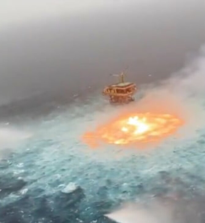 «Πύρινο μάτι»: Φωτιά στην επιφάνεια του ωκεανού από διαρροή αερίου σε υποβρύχιο αγωγό (Βίντεο)