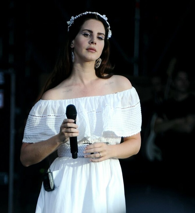 H Lana Del Rey αποκαλύπτει το εξώφυλλο του «Blue Banisters» - Και ένα δείγμα από το νέο της τραγούδι [ΒΙΝΤΕΟ]