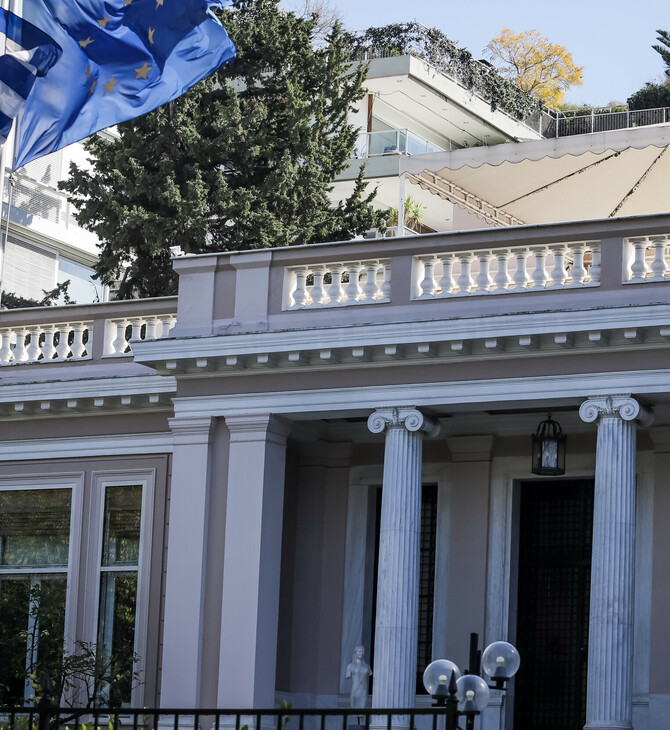Σε δημόσια διαβούλευση νομοσχέδιο για το lobbying- Τι προβλέπει για τα δώρα σε μέλη της κυβέρνησης και ΠτΔ