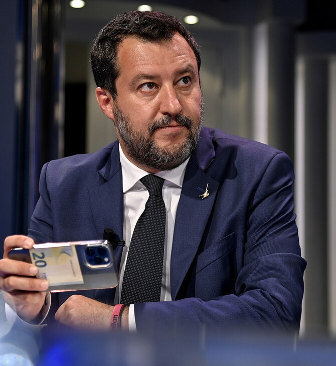 Ο Σαλβίνι προκαλεί αντιδράσεις: «Δεν θέλω να κυνηγήσει κανείς τον γιο μου με σύριγγα εμβολίου»