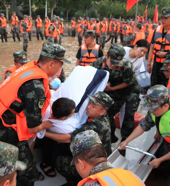 Κίνα: Συνεχίζονται οι καταστροφικές πλημμύρες , με τους κατοίκους μιας πόλης να απεγκλωβίζονται με φουσκωτά -- στους 53 οι νεκροί 