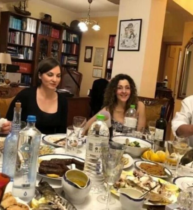 Επίθεση ΣΥΡΙΖΑ για το πόθεν έσχες Μητσοτάκη- Με φωτογραφίες Πολάκη-Βαξεβάνη απαντά το Μαξίμου