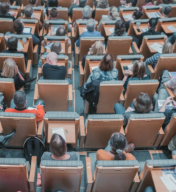 Women participate less at conferences, even if gender-balanced – study