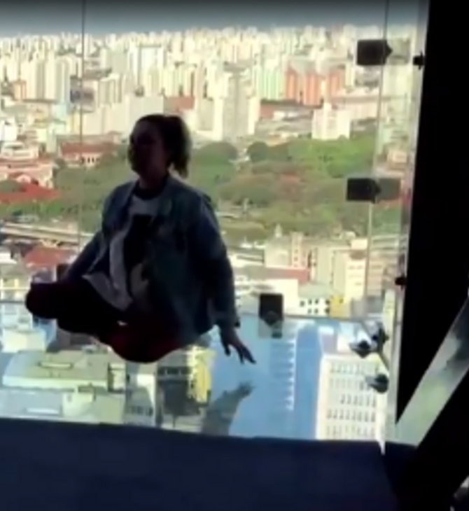Βραζιλία: Ξαπλώνοντας σε «γυάλινο πάτωμα» 170 μέτρα πάνω από το έδαφος - Βίντεο