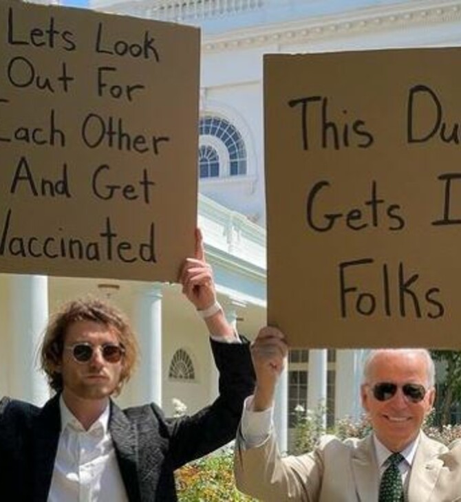 Τζο Μπάιντεν και «Dude with Sign» συμμαχούν υπέρ των εμβολίων- Η εικόνα που έγινε viral