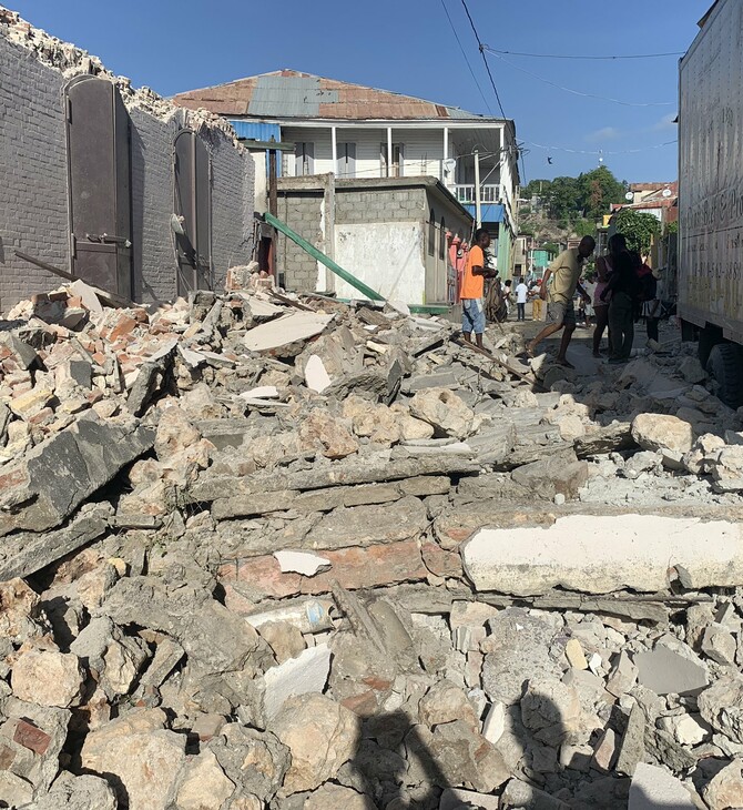 Δεκάδες νεκροί και ισοπέδωση από τον ισχυρό σεισμό στην Αϊτή - Σε κατάσταση έκτακτης ανάγκης για ένα μήνα
