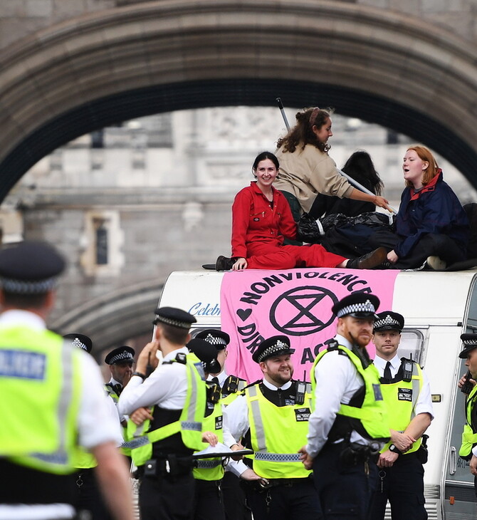 Λονδίνο: Ακτιβιστές της Extinction Rebellion απέκλεισαν την Tower Bridge