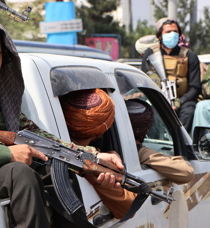 Οι Ταλιμπάν παρελαύνουν στο αεροδρόμιο της Καμπούλ μετά την αποχώρηση των ΗΠΑ 