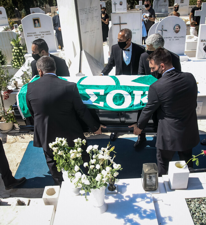 Στο μεταξύ, αυτή η εικόνα από την κηδεία του Α. Τσοχατζόπουλου
