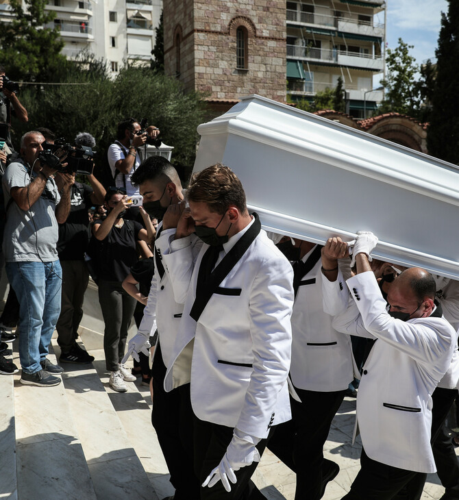Mad Clip: Πλήθος κόσμου στην κηδεία του Πίτερ Αναστασόπουλου- Μεταδίδεται live
