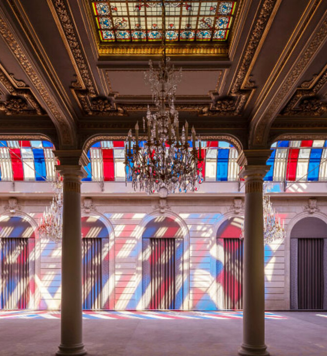 Μια νέα καλλιτεχνική εγκατάσταση δίνει το χρώμα της γαλλικής σημαίας στο Ελιζέ