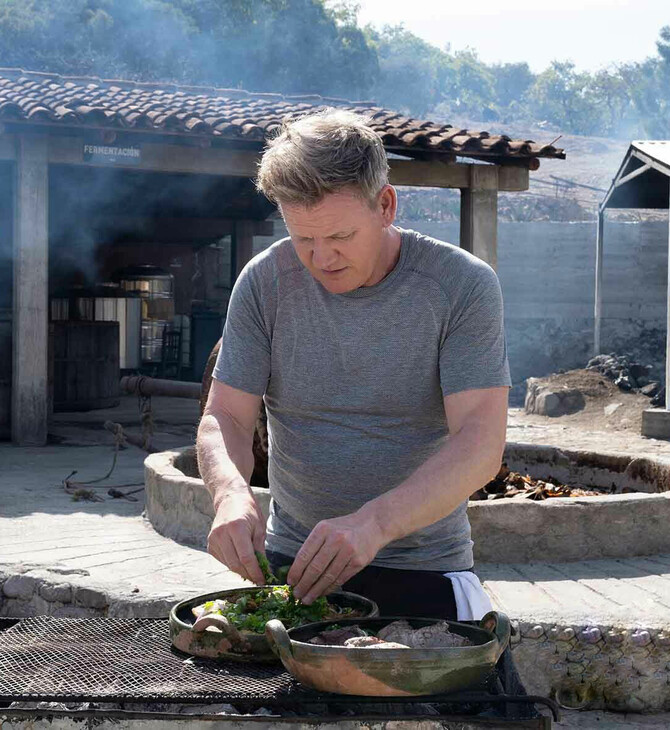 Ο Gordon Ramsay κάθε Κυριακή μαγειρεύει με ντόπιους σε κάθε γωνιά του πλανήτη