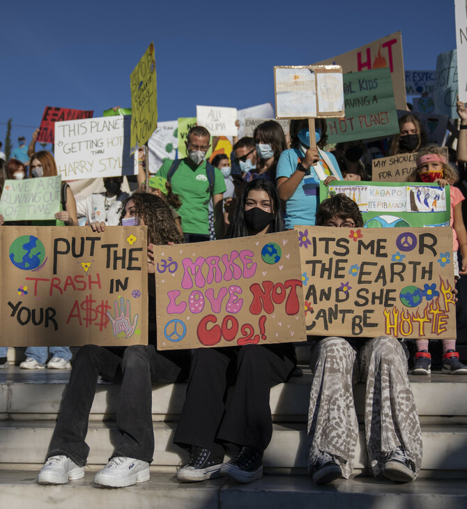 «Make love not CO2»: Νέοι στους δρόμους της Αθήνας, κατά της κλιματικής κρίσης (Φωτογραφίες)