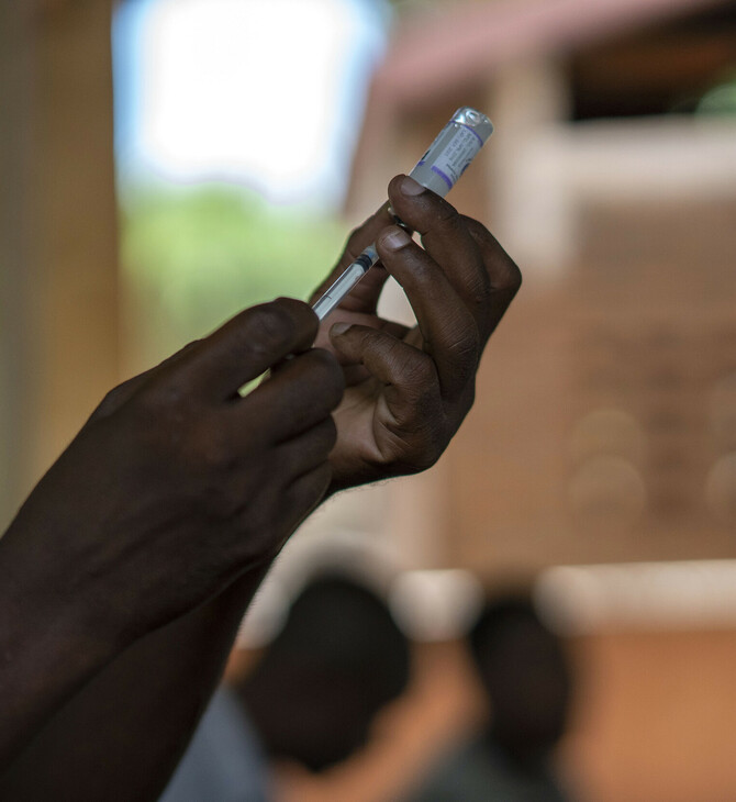 «Ιστορική στιγμή»: Ο ΠΟΥ συστήνει τη χορήγηση του πρώτου εμβολίου για την ελονοσία, σε παιδιά στην Αφρική