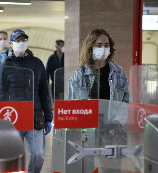 Μόσχα: Οι επιβάτες αγοράζουν εισιτήριο του μετρό με σύστημα αναγνώρισης προσώπου