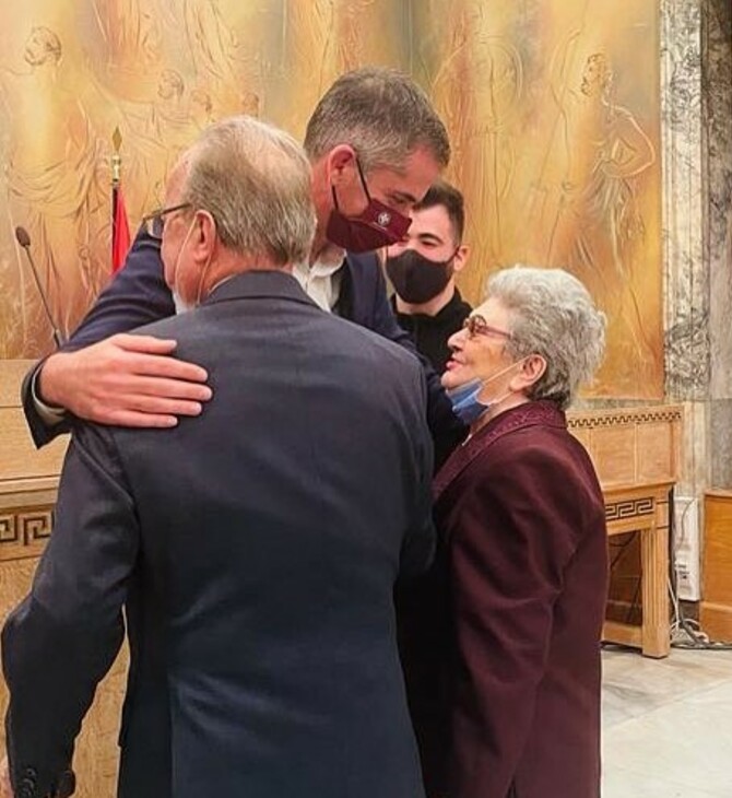 Ζευγάρι ηλικιωμένων παντρεύτηκαν στο δημαρχείο της Αθήνας- 87 και 85 ετών