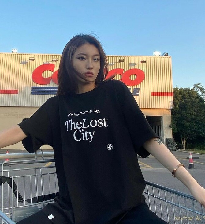 Κινέζα ποζάρει μπροστά από το Costco